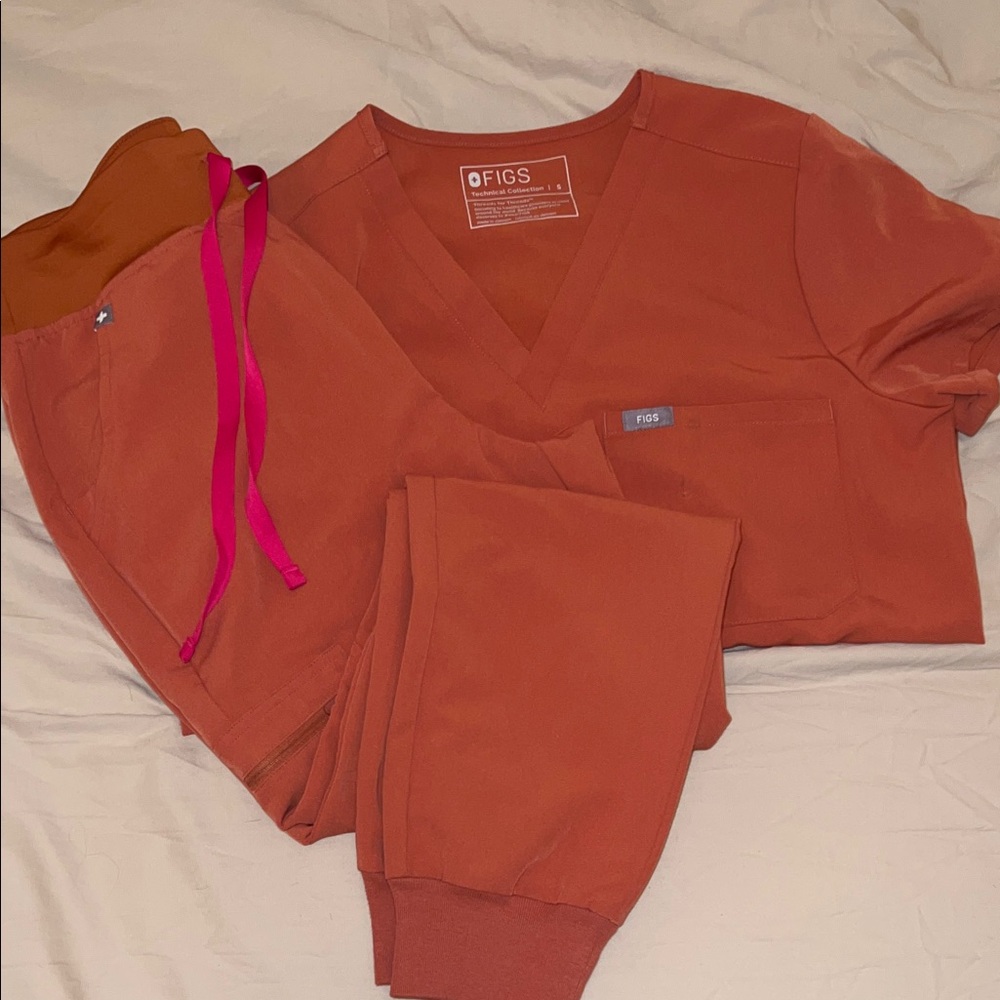 Figs Women's Terracotta Scrub Set with Pink Drawstring